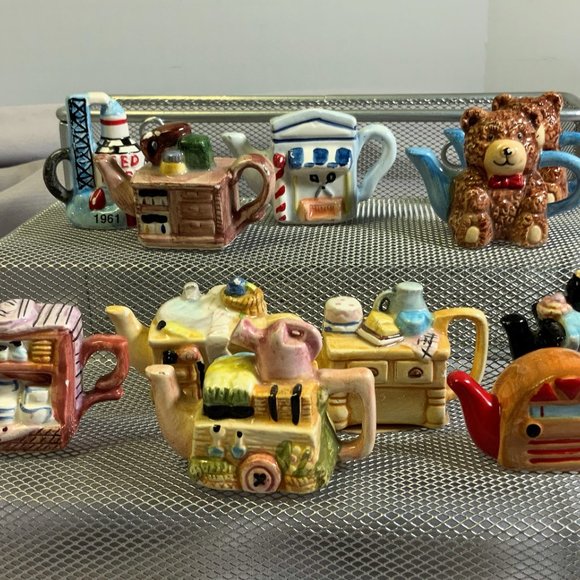 11 Red Rose Tea Miniature Teapots Collectible Figurines - Picture 2 of 6